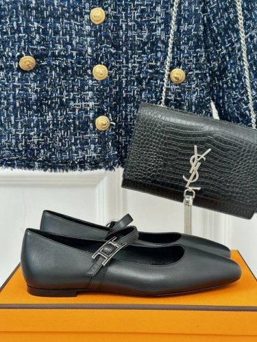 厂价 Hermes 爱马仕24S春夏 经典h扣玛丽珍鞋系列 经典复古高级感单品 好穿又好搭配 上脚秀气！ 鞋面采用进口小牛皮 内里踮脚混种羊皮 意大利进口牛皮大