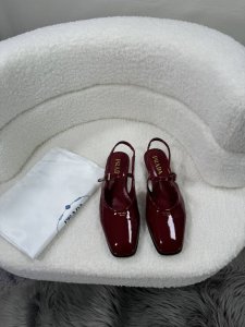 橙子出厂价p prada 普拉达 春夏新款 漆皮包头后空低跟凉鞋 漆皮 营造出随性松弛的氛围感 码数：35-40