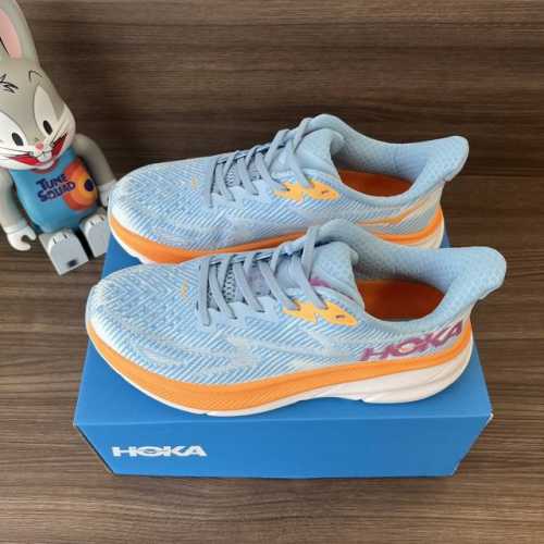 顶级Hoka One One Clifton 9 白橙蓝 克里夫顿系列 鞋面:采用轻盈透气的针织网面和纱线，增强鞋面的强度和支撑性能 搭配柔软的鞋舌 让双脚在舒