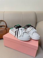 这一季的miumiu联名款太太太时尚在线了！学院风和中性风元素，平衡了辣妹的甜腻和讨好了更多的雅致和思考是带有知性和智性在身上成长型都市女孩，开始有了自已的主见