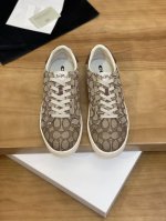 售 价: 商品商标：COACH* 蔻驰* 低帮休闲鞋 正码码数: 38-44 可订做45 商品材料：鞋面专柜原版布料拼接牛皮，舒适透气内里，原版大底。编 号：8