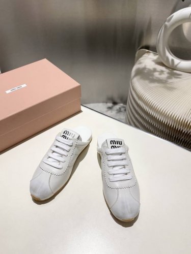 出厂 缪缪Miumiu2025新款 阿甘鞋 德训复古半包拖鞋 简约高级 随意搭配 上脚非常轻便舒适 鞋面原版牛皮 高丝光牛反绒拼接. 内里羊皮 原板大底一比一开