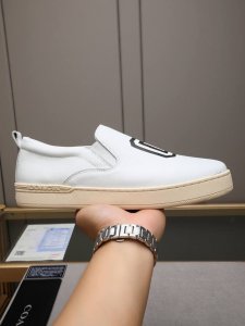 官网上新Coach蔻驰独家新款男士低帮休闲一脚蹬。休闲时尚百搭款,四季可穿！！板鞋可以说是每年最流行的一款鞋了，适合现在年轻人的潮流选择，这款休闲男鞋采用便捷的