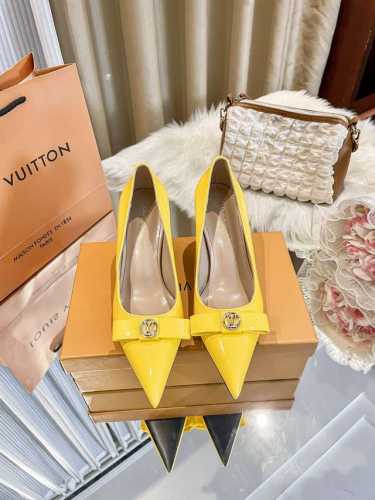 LV 上新啦上新啦新款单鞋5个颜色选择这次新增了材质、包装更好、势必要把这款做爆细跟设计、没啥好说依旧好看好穿是王道居家必备 标准码数：34-42 颜色