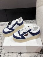 Prada 普拉达 25 最新Downtown Bold系列 厚底 三角标 休闲 小白鞋运动风设计搭配精致细节。采用穿孔皮革打造，个性的厚底呈现别具一格的现代风