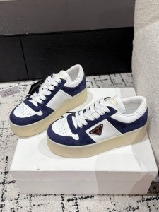 Prada 普拉达 25 最新Downtown Bold系列 厚底 三角标 休闲 小白鞋运动风设计搭配精致细节。采用穿孔皮革打造，个性的厚底呈现别具一格的现代风
