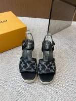 Lv 新品 New Arrival～Lv春夏厚底麻绳增高水台凉鞋 单宁色搭配的棕色皮质 也太出彩了 性感舒适 拉满了夏日美鞋能给的满分 情绪价值 凉鞋的造型也很
