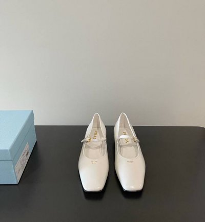 prada 原版开发代购级 普拉达最新 平底方头 玛丽珍 凉鞋 单鞋 拖鞋系 简单的设计大概就是让它最让人喜欢的点 不是烂大街的那种 很有自己的品牌个性 鞋面：