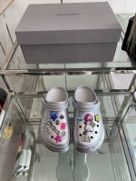 女款 巴黎世家Balenciaga 春夏最新情侣款洞洞鞋 25春季新款黑马单品,海内外时尚博主纷纷上脚大秀 火遍海内外社交平台 时尚达人必入款 各种巴家元素五金