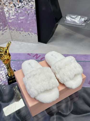 工厂价 Miumiu毛拖系列 爆款 缪缪毛拖系列★ 进口 羊羔毛 内里：羊羔毛 鞋底 ：意大利橡胶防滑底 牛皮底 优雅风格 创造不一样的感觉 跟高2.5 Cm