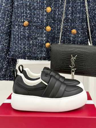 厂价 P380 Roger Vivier Rv厚底胖丁小白鞋 像面包一样软的小白鞋 5厘米的高度更显挺拔身姿 上脚超级舒适轻便！ 日常随意搭配都超级好看！ 面料 - 点击图像关闭