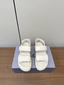 hogan｜意大利潮奢品牌魔术贴厚底凉鞋 Hogan邂逅厚底凉鞋舒适又显腿长 精致锤纹皮革质感带来更多穿搭可能搭配夏日清爽魔术贴凉鞋，黑白就是永远的经典，这双厚