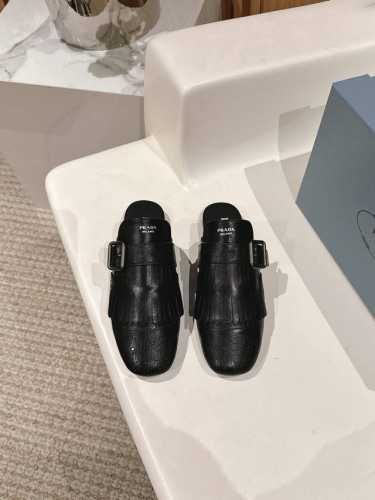 厂价半拖 乐福鞋 Prada 普拉达25Ss新品复古 走秀流苏乐福鞋半拖鞋系列 流苏搭配雕花工艺设计 网红Ins热捧 复古又时尚 上脚非常舒适又百搭！ 鞋面采用