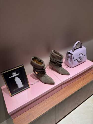 Isbel marant24秋冬新品 秀款铆钉牛仔西部靴 一眼就心动的铆钉靴 来自小众品牌伊莎贝尔 穿着超级舒服 封神款 这个秋冬必备的单品 慵懒风的感觉真的随