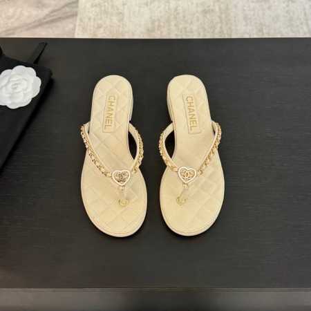 25Ss春夏新款Chanel小香爱心链条人字夹脚凉拖鞋 人字拖孩就是夏天的标配 经典的人字拖居然能做到这么好看 香奶奶的穿皮链条果然很不一般！就有这种慵懒又富贵 - 点击图像关闭