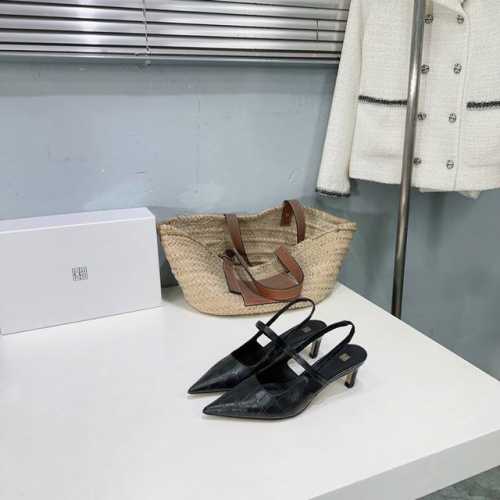 高品质出厂 ！小众潮牌Toteme25春夏 瑞士小众复古平底、猫跟尖头后空凉鞋！这种复古休闲的风格真的格外受欢迎，鞋型是今年流行的很火很复古的尖头头设计，相比圆