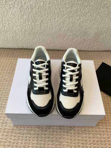CELINE思琳赛琳CELINE RUNNER CR-03运动鞋 鞋舌和鞋后帮饰有CELINE标志运动鞋侧面凹印CR-03字样鞋后帮和侧面压印CELINE标志厚
