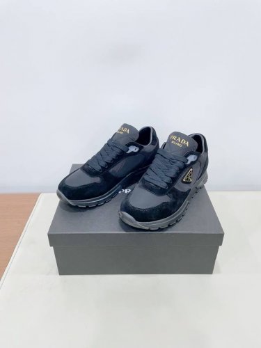 prad*普拉达 25Ss 春夏新款三角标运动鞋 高丝光和进口透气布拼接撞色 细节感跟好 三角标点缀 简单高级 关键上脚超显腿长 轻松拉长腿部显腿 妥妥的增高神