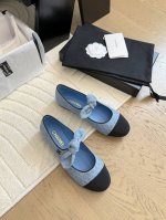 调工厂P价 女装女鞋 运动原单 Chanel 25C新面版芭蕾舞蝴蝶结 顶级对版货！ 所有的颜色我家都有！ 鞋面进口布料，垫脚内里羊皮，原版五金扣。 均配专柜顶