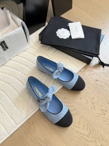 调工厂P价 女装女鞋 运动原单 Chanel 25C新面版芭蕾舞蝴蝶结 顶级对版货！ 所有的颜色我家都有！ 鞋面进口布料，垫脚内里羊皮，原版五金扣。 均配专柜顶