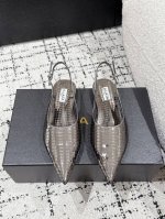 Alala阿莱亚 25 春夏新款 镜面 后空 平底 凉鞋 Art Deco镜面露跟鞋，尖头优雅线条延伸修长比例，金属元素折射先锋魅力。 鞋面: 原版漆皮特殊工艺