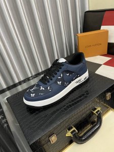 出厂价Pp： 迪奥Dior 新款休闲鞋，必爆款 ，采用潮流时尚鞋 最新爆款鞋面采用进口牛皮+专用印花面料拼接设计 ，羊皮垫脚，舒服橡胶大底 上脚轻巧舒适 实物更