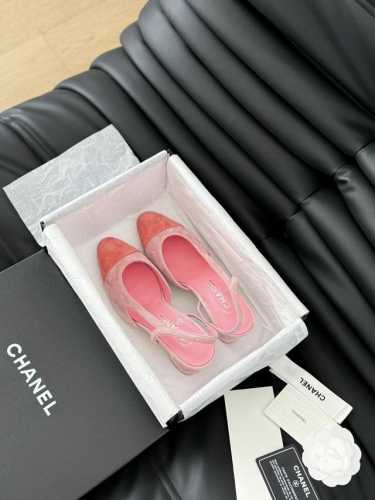Chanel 经典Slingback后空凉鞋 前几年一直在做这个款 今年我们还是重新购版，再次精细Copy。 发现新版面的鞋面线条和形体舒适度都做了微调！ 这个