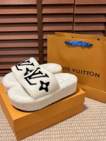 橙子出厂价 LOUIS VUITTON 路易威登秋冬新款 LV厚底毛毛拖鞋 Monogram 花卉和LV 字母点缀宽幅鞋带，搭配凸纹橡胶外底，室内外穿着皆宜。纯
