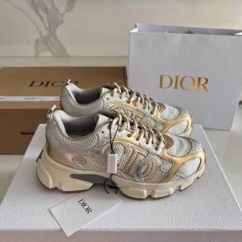 DIOR 迪奥 情侣款Chrono 运动鞋 这款 Dior Chrono 运动鞋以 Dior 的高订风格重新演绎跑步鞋。网面搭配皮革效果镶片，两侧的 CD 标志