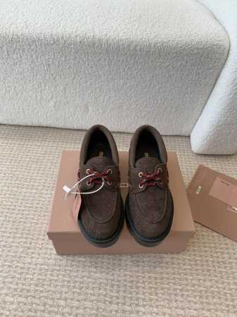 Miu Miu 24ss 秋冬系带 厚底 乐福鞋 为你打造纤细大长腿 高级感十足，鞋面中间嵌入 复古又时髦，藏起来这种可爱小心思又甜又酷 鞋型圆润秀气，-点也不 - 点击图像关闭