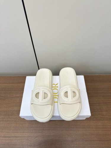dior｜迪奥25p春夏新款超轻果冻沙滩拖 巴黎时装周第一场分量十足的大秀场打造的新品 Dior迪奥～新款果冻鞋 Cd猪鼻子厚底拖鞋 一体成型胶拖鞋、软软的！防