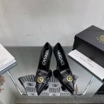 Versace 范思哲蝴蝶结金属扣跟高跟鞋 美丽的杀手鞋，优雅与朋克交织，青春的叛逆自在脚下，这双鞋设计蝴蝶结和铆钉完美中和，气质拉满，搭配牛仔裤、短裤、裙装、
