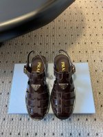 代购级prad* 25Ss罗马编织皮凉鞋 prad*普拉达 25Ss罗马编织凉鞋！复古时髦前卫的轮齿 让整双鞋轻便舒适 罗马的设计，满足不同风格时髦人士的多种选