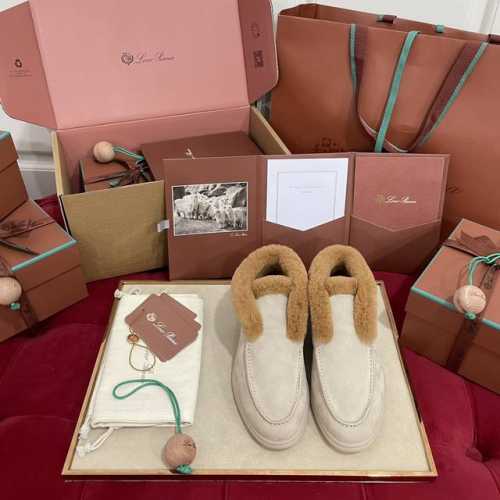代购级版本 Loro Piana2024Open walk 秋冬海狸毛系列！ 秋冬怎么可以没有一个软糯糯的保暖神器，承包你冬天的御寒，一直以来以高级简约的设计风