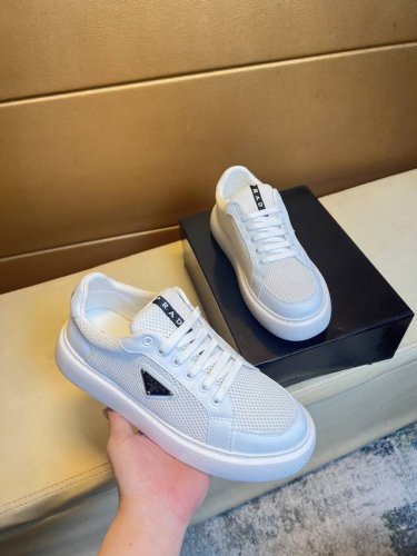 prada 普拉达 -高端品质 原单 -鞋面：丝绸小牛皮、品牌帆布布匹、品牌金属扣件 -内里：网布，垫脚; 顶级牛皮 -大底：超轻Tpu发泡; 成型大底 -超高