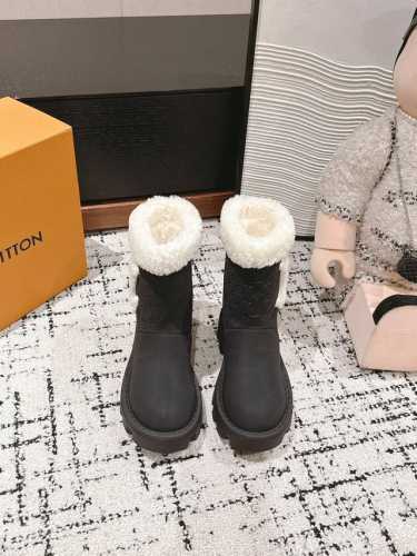 顶级品质 Louis Vuitton 24ss new arrival～ Lv路易威登2024秋冬新款羊毛靴子～ 真的太好看了吧～羊毛衍边装饰好温婉 大圆头造型