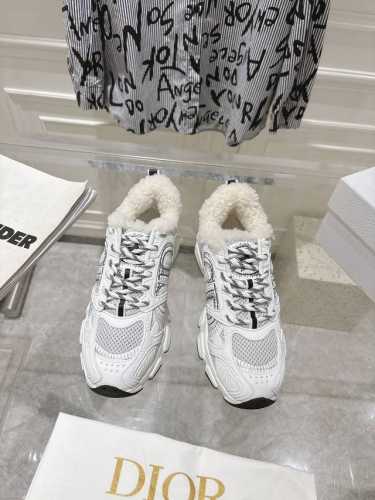 出 情侣款羊毛里 Dio r迪奥Dior & Nike 联名款秘厚底复古运动鞋老爹鞋 顶级品质 这款Dior Chrono 运动鞋是二零二四秋季成衣系列新品，以