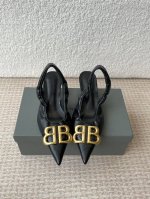 Balenciaga 25S春夏新款 双B 扣尖头 凉鞋 单鞋 高跟鞋 巴黎世家出的高跟鞋都很会拿捏女人心！简直美呆了！ 上脚熠熠生辉！而且也很百搭！今年的新款