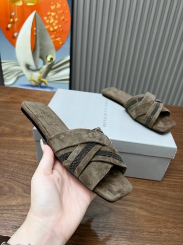 BrunelloCucinelli 。B C凉鞋上新款了。面料：进口羊绒。内里进口羊绒，纯铜珠链，上脚美观大方，百分百原版开发。原版包装，码数35 －42。35
