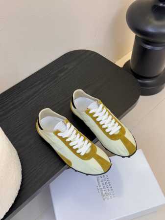 延续品牌独具辨识度的解构主义美学，Maison Margiela 2025春夏系列新款上架！新款Sprinters运动鞋轮廓采用做旧感尼龙与复古处理麂皮制成，灵 - 点击图像关闭