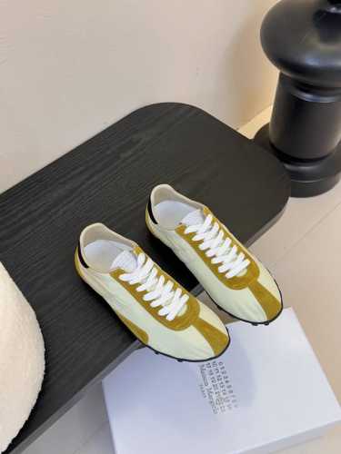 延续品牌独具辨识度的解构主义美学，Maison Margiela 2025春夏系列新款上架！新款Sprinters运动鞋轮廓采用做旧感尼龙与复古处理麂皮制成，灵