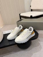 元！Brunello Cucinelli，2025Ss新款休闲运动鞋出货。新材料、丰富色彩和雅致细节重新定义了这款运动鞋的风格。鞋面的粒面小牛皮洋溢着复古的品味