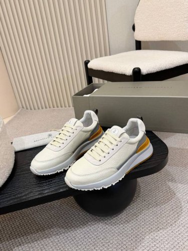 元！Brunello Cucinelli，2025Ss新款休闲运动鞋出货。新材料、丰富色彩和雅致细节重新定义了这款运动鞋的风格。鞋面的粒面小牛皮洋溢着复古的品味