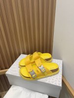 Birkenstock x Dior情侣款全球限量联名款，联名单品重新诠释 TOKIO 穆勒鞋和 MILANO 凉鞋这两款勃肯标志性单品，将实用功能与优雅风范相