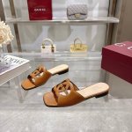 6025-1 棕G 35-41 41定七十年代的典藏设计为品牌注入荣光。从这一标志性时代中撷取灵感，互扣式双G在这款棕色皮革拖鞋上焕新演绎为大号镂空细节。古驰爱