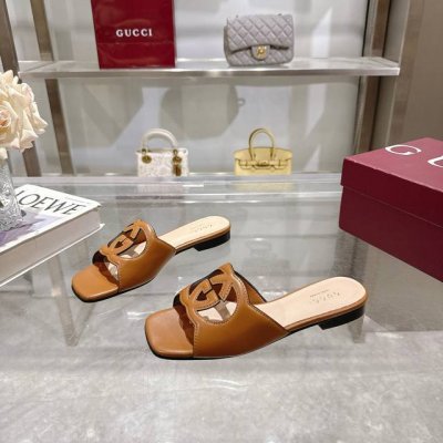 6025-1 棕G 35-41 41定七十年代的典藏设计为品牌注入荣光。从这一标志性时代中撷取灵感，互扣式双G在这款棕色皮革拖鞋上焕新演绎为大号镂空细节。古驰爱