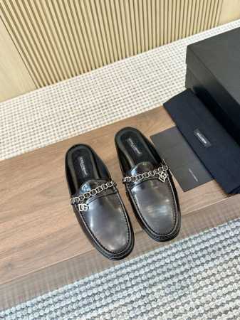 D&G Ariosto系列 男士半拖 以全新版本创意呈现。横杠链条d G金属logo标志性标牌装饰别具一格。 风格优雅考究，鞋面横带饰点缀 D-G 流苏扣造型徽 - 点击图像关闭