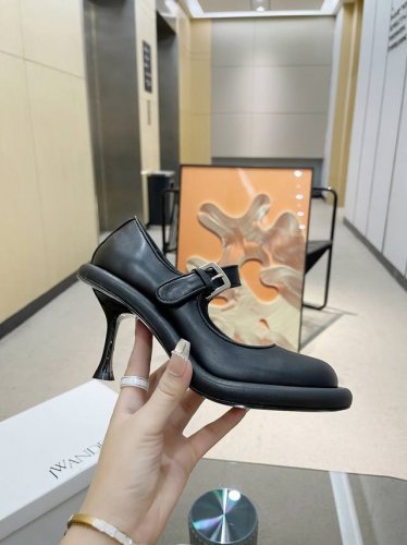 JW Anderson [ ] 2024新款皮质玛丽珍高跟鞋已上线 ISN博主都在入手的Bumper 全新系列鞋履前卫蔓延、撞色圆形边饰为经典注入摩登基因 、探