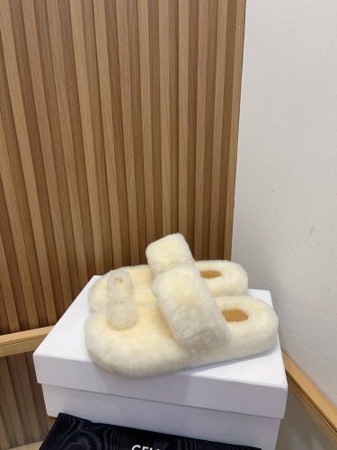 CELINE 塞琳 2024 秋冬新品包头羊毛拖鞋 这一季的赛琳又让我重新爱了它一次！ 这季节美鞋太多这款毛拖 真的是让我无法自拔真太可爱了～ 毛茸茸的羊毛是选