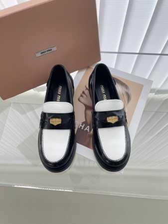MIU MIU 22春夏 大热走秀款 幸运币系列乐福鞋，出现在各大时装杂志封面 各路明星、小红书博主着用拼色搭配幸运金币搭配更显示复古上脚尤为惊艳到你的一款闭眼 - 点击图像关闭